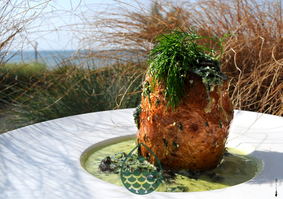 Pomme des Gueux: Pomme de terre, escargots de Bourgogne, ail & persil Pomme des Gueux: Pomme de terre, escargots de Bourgogne, ail & persil